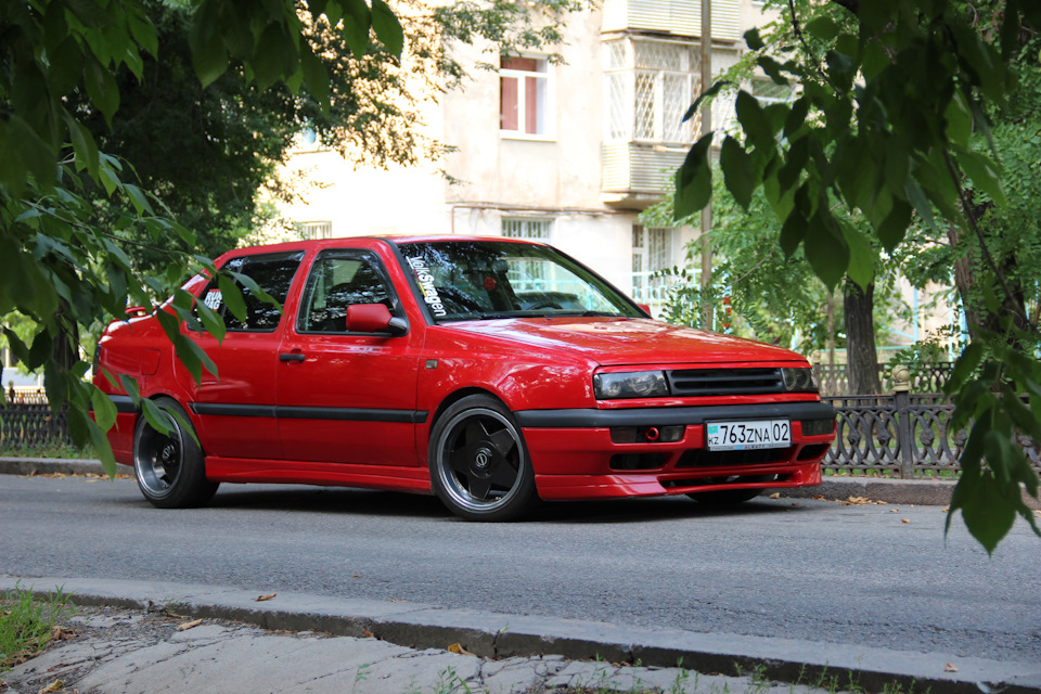 Проехался по городу, что бы пофотать ее на новых дисках) - Volkswagen Vento, 1.8 л., 1994 год...