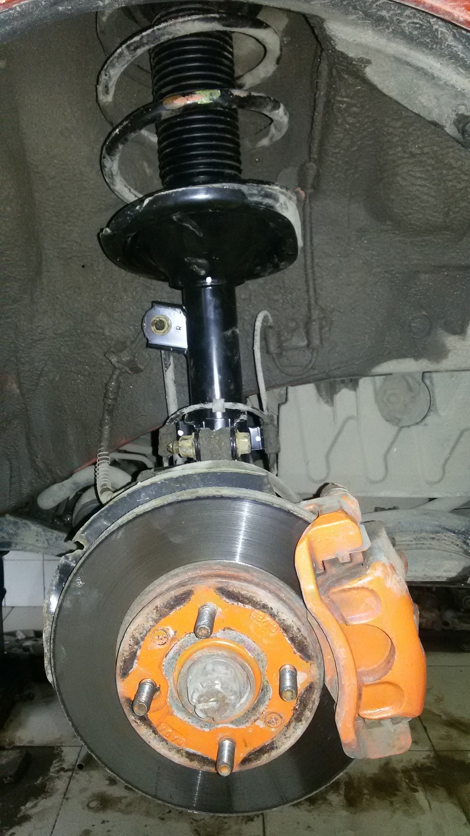 прокачивание автомобильных стоек. поставил новые амортизаторы. амортизатор fenox a51004. поставил новые амортизаторы. восстановление стоек амортизаторов.