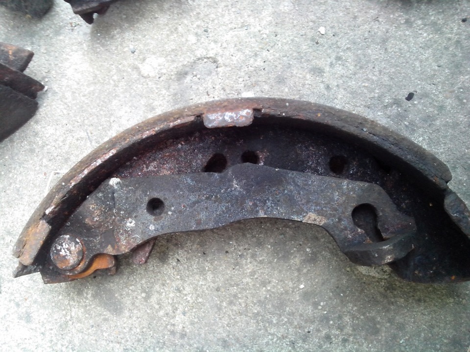 Замена задних тормозных колодок — Hyundai Accent (2G), 1,5 л, 2007 года ...