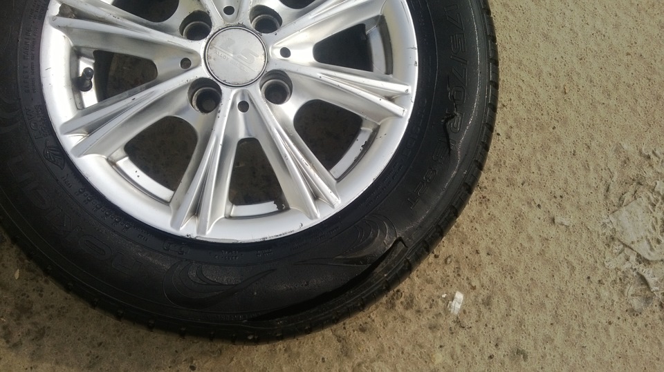 Порвал шину просто в дрыск…(((( — Lada 21102, 1,5 л, 2004 года | шины ...