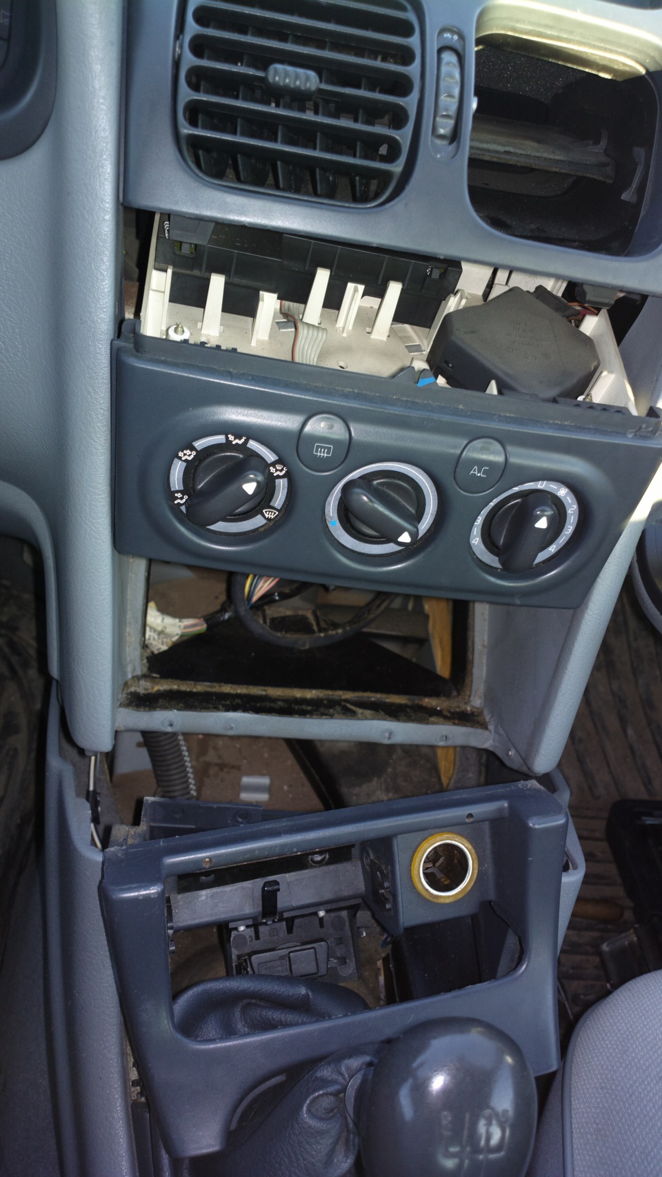 Замена лампочки в переключателях кондиционера — Renault Laguna I, 1,6 л ...