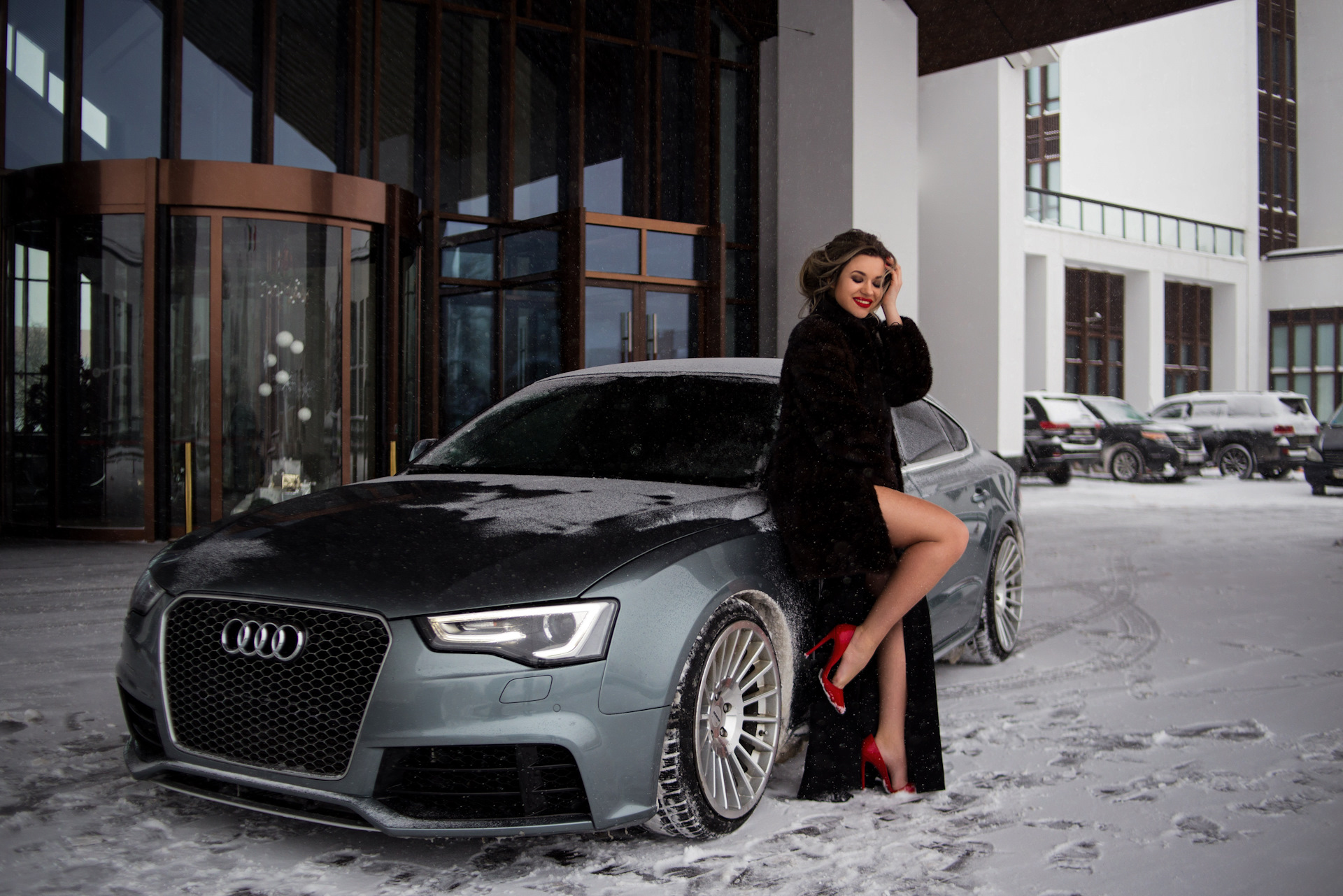 Audi новосибирск. Девушка Audi rs6. Audi a6 с8 фотосет. Ауди 22 года.
