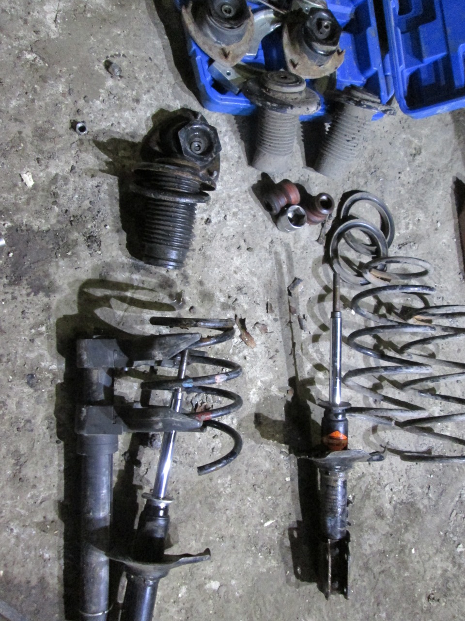 Стойки — Suzuki Swift (1G), 1,6 л, 2000 года | своими руками | DRIVE2