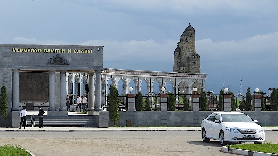 Памятник в чегеме. Мемориал памяти и славы в Ингушетии. Чегем администрация. Чегем 1. Ингушетия мемориал памяти и славы фото.