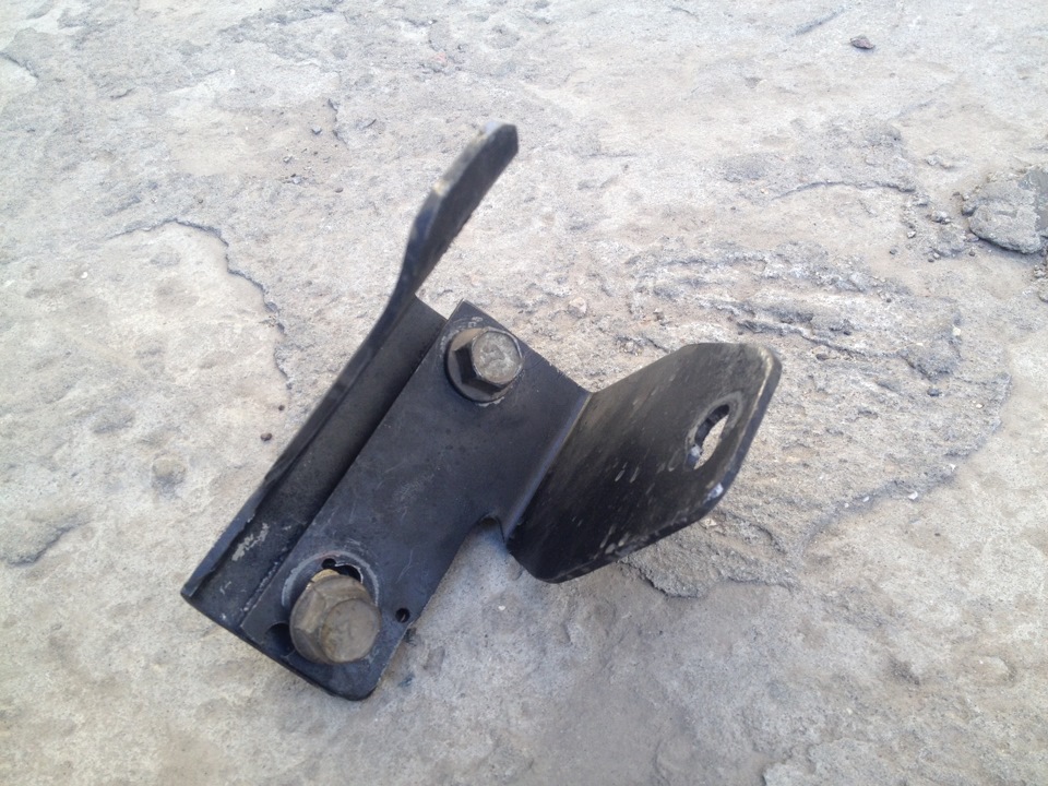 Крепления двигателя лансер х. Опора двс 2190 задняя. Заднее крепление двигателя. Опора двс калина задняя. Кронштейн двигателя иж планета 5.