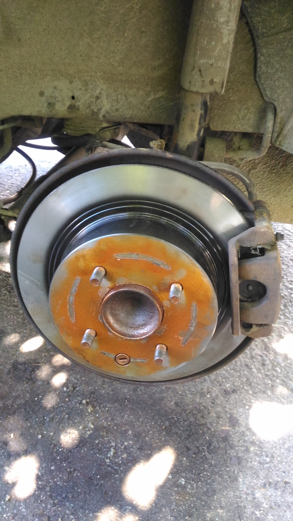 Задние тормозные диски nissan tiida c11. Передние тормозные диски ниссан тиида. Тормозные диски тиида. Ниссан тиида 2008 года передние тормозные. Передние тормозные диски на ниссан тиида 2008.