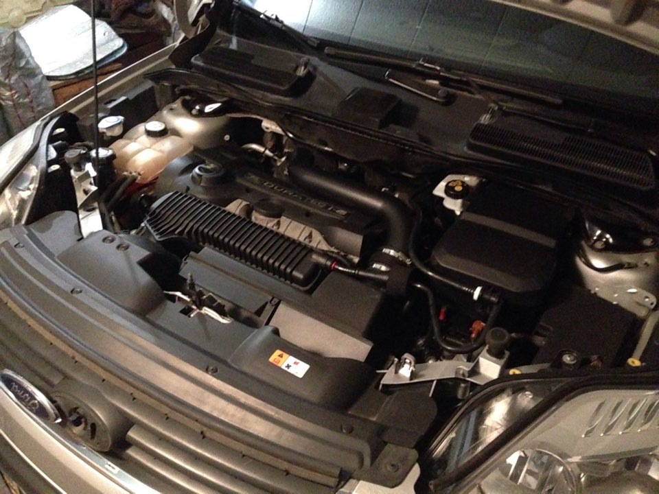 Замена двигателя форд куга. Kuga 2.5 подкапотное. Моторный отсек Форд Куга 2.5. Форд Куга 2 2.5 двигатель. Форд Куга 2.5 2008 двигатель.