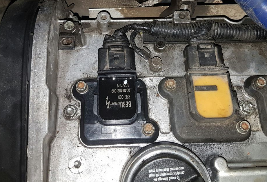 новая катушка на своем месте — Audi A3 (8L). Запчасти на фото: ZSE009, 0040402009