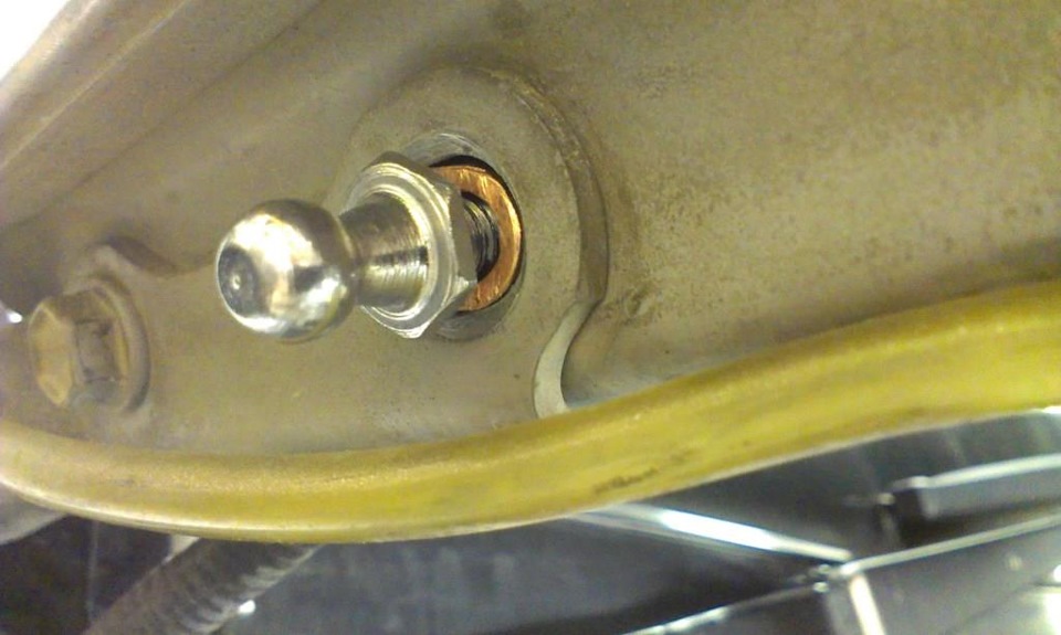 Установка газовых упоров капота. — Toyota Camry (V40), 1,8 л, 1995 года ...