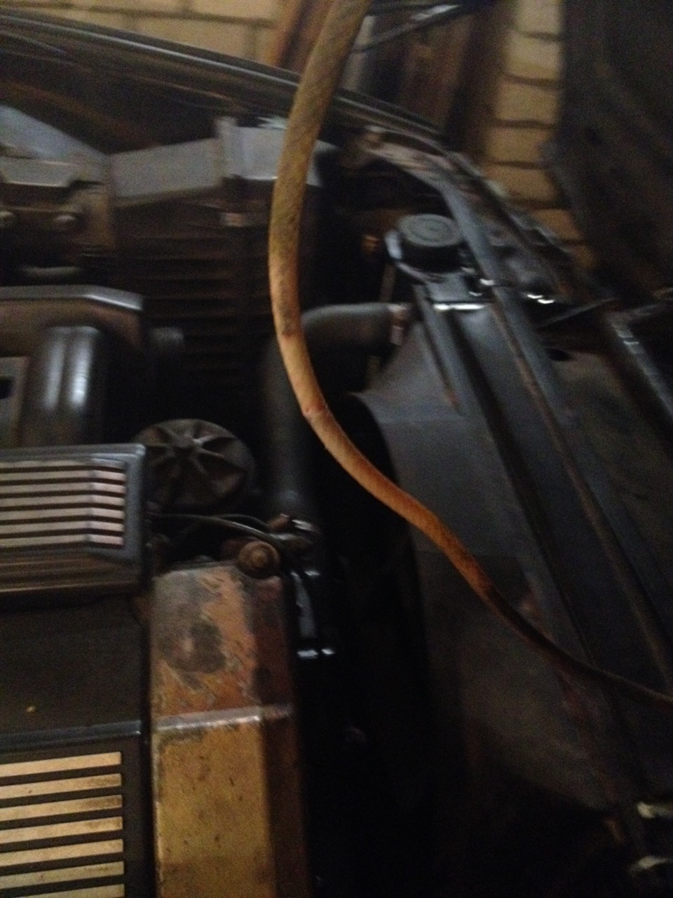 Ремонт шланга омывателя и чистка клемм АКБ — BMW 5 series (E34), 2 л ...