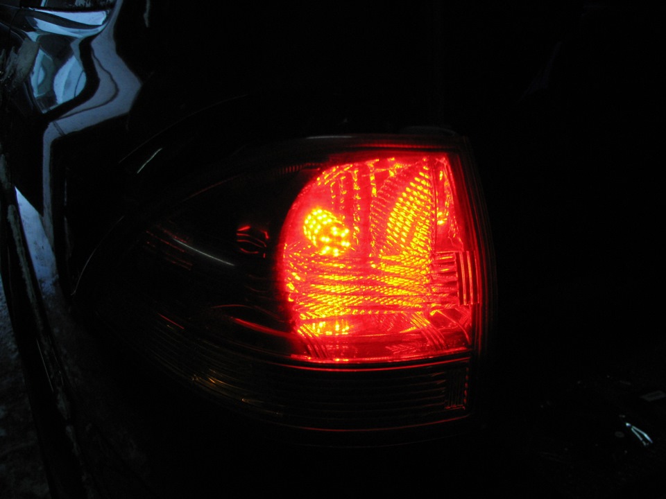 Кайрон стоп сигналы. Стоп сигналы Паджеро спорт 2. Лампа заднего поворотника крузак 200. Pajero Sport 2 лампа заднего фонаря. Лампочка заднего фонаря габарита на Mitsubishi l200.