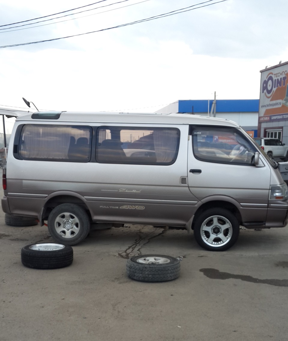 Hiace диски. Toyota Hiace h100. Toyota Hiace h100 диски. Toyota Hiace h300. Тойота Хайс 100.