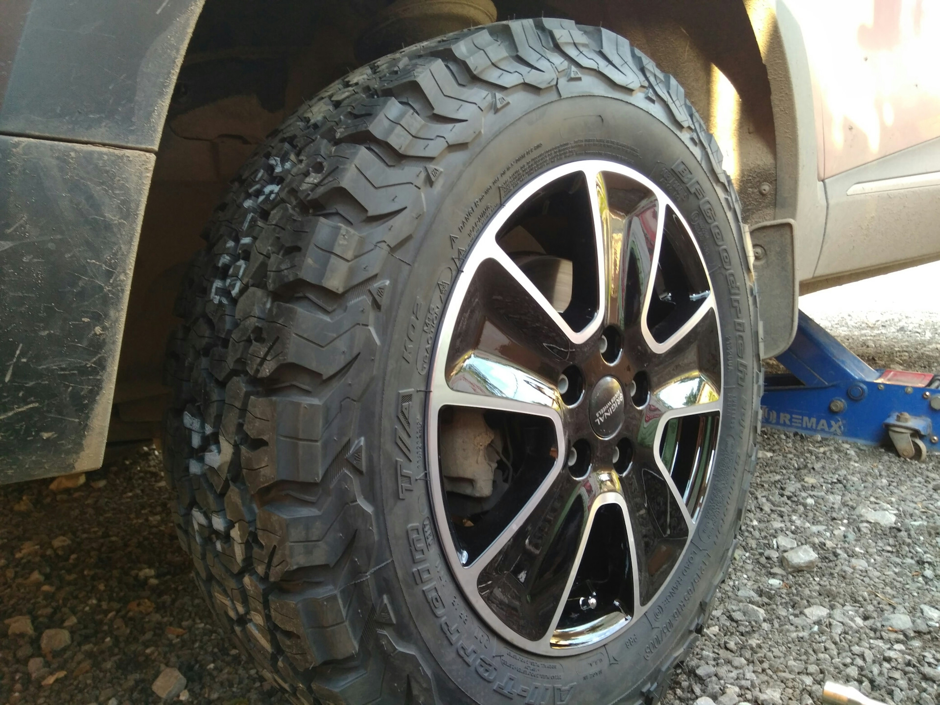 Грязевая резина на дастер. BFGOODRICH all Terrain 215/65 r16 на Дастер. Грязевая резина Рено Дастер r17. BFGOODRICH 215/65r16 all-Terrain ko2 100/103s на Дастер. BFGOODRICH all-Terrain t/a на Дастера.