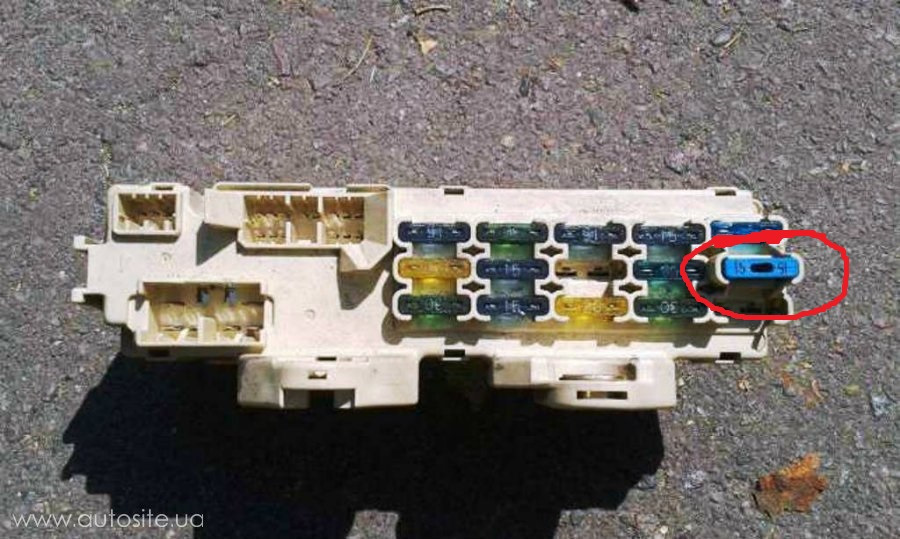 Не работают поворотники мазда 626