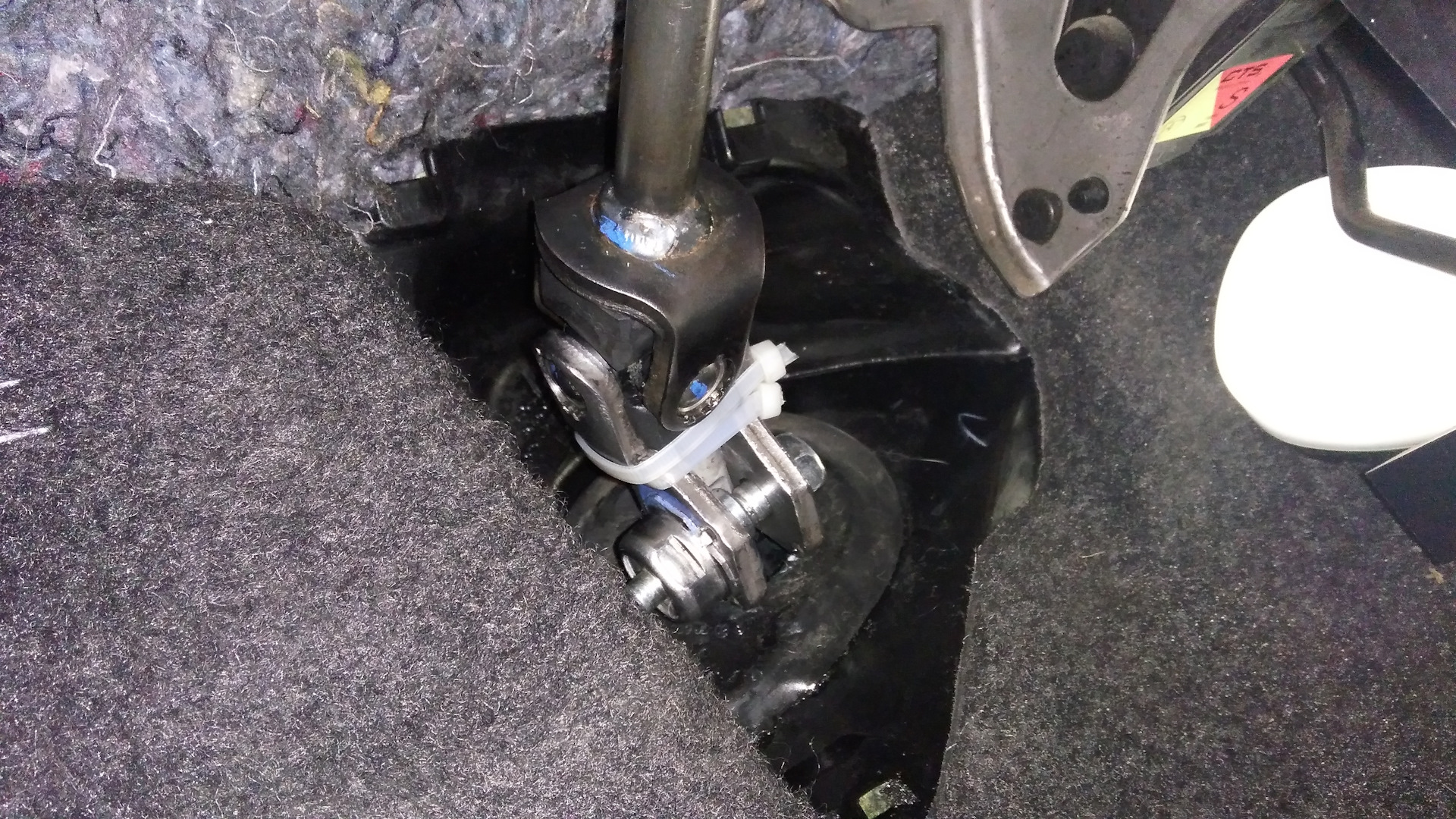 Карданчик руля ваз 2190. Замена карданчика гранта. Вставление в резинки в рулевой карданчик ваз-2110. Капролоновые втулки карданчика рулевого вала гранта. Рулевой кардан гранта.