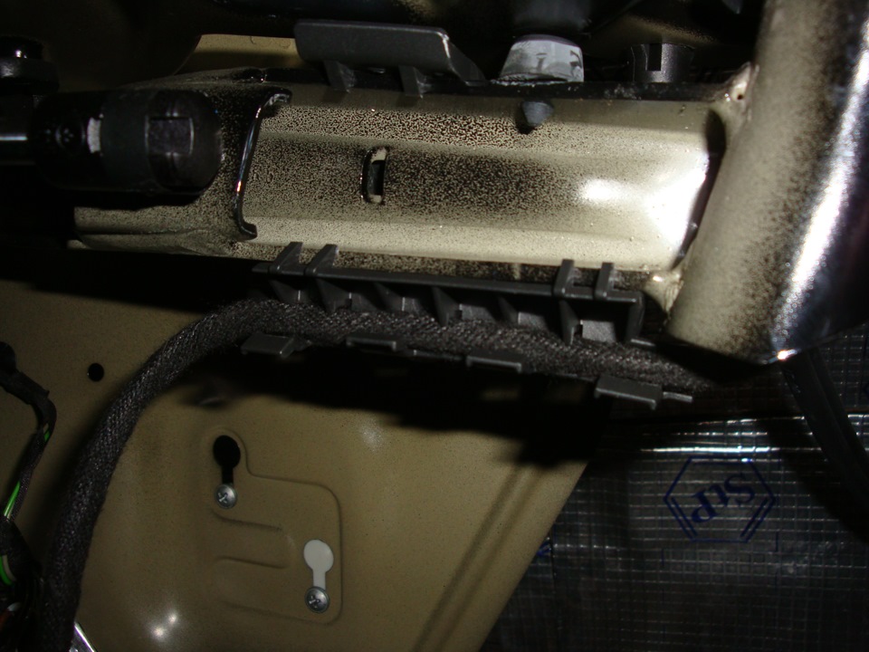 тянем жгут через правую петлю — Volkswagen Passat B6