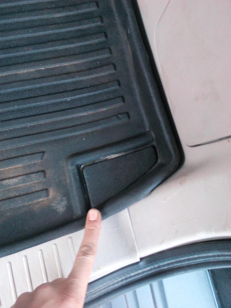 Крепления груза в багажнике. — Ford Escape (2G), 2,5 л, 2009 года ...