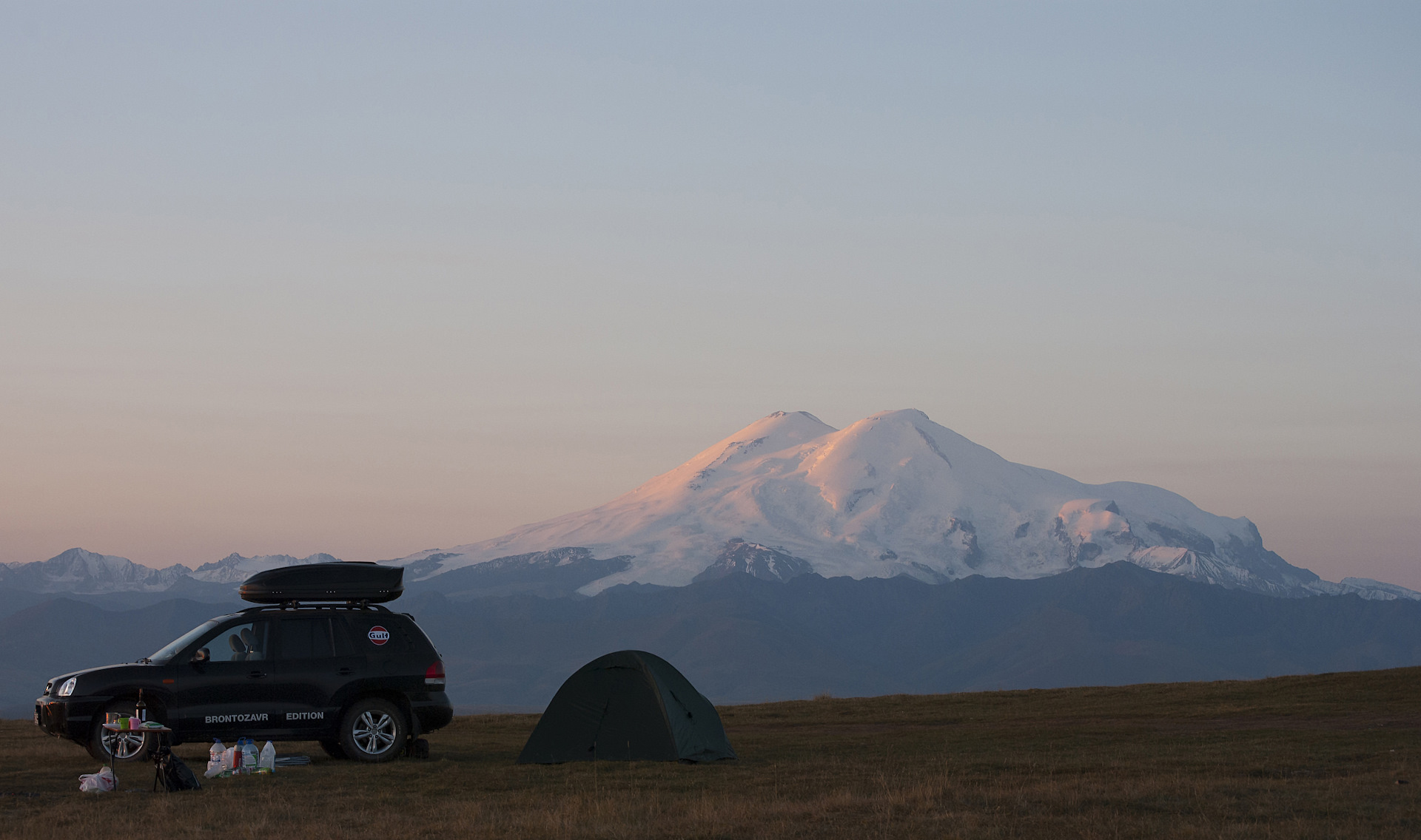 Mount elbrus палатка. Плато Бермамыт с палаткой. Плато Бермамыт ночевка. Плато Бермамыт кемпинг. Плато Бермамыт Млечный путь.