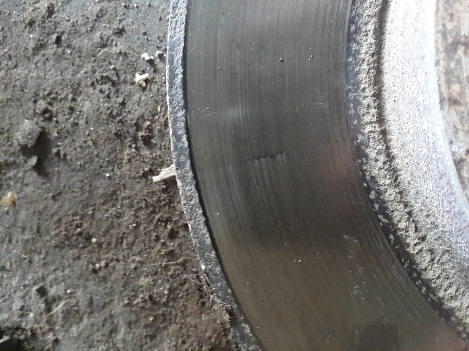Микро трещины. Трещина на тормозном диске. Царапина на тормозном диске. Треснутые тормозные диски. Микротрешинына тормозном диске.