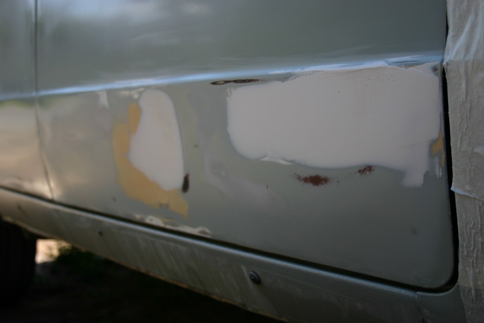 Подкраски низа передней пасажирской двери — Lada 21061, 1,5 л, 1989 ...