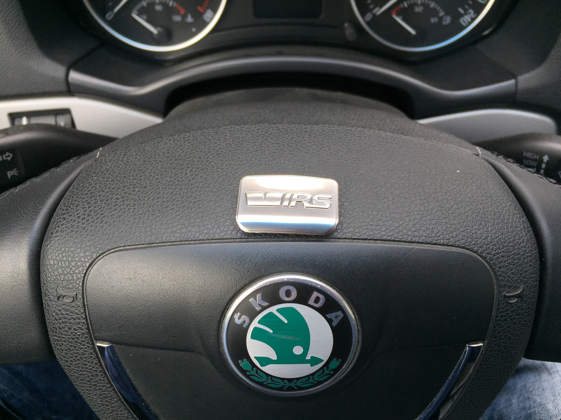 Шильдик на руль. Шильдик VRS на руль. Руль VRS Skoda. Руль Skoda Octavia VRS. Шильдик VRS Skoda.