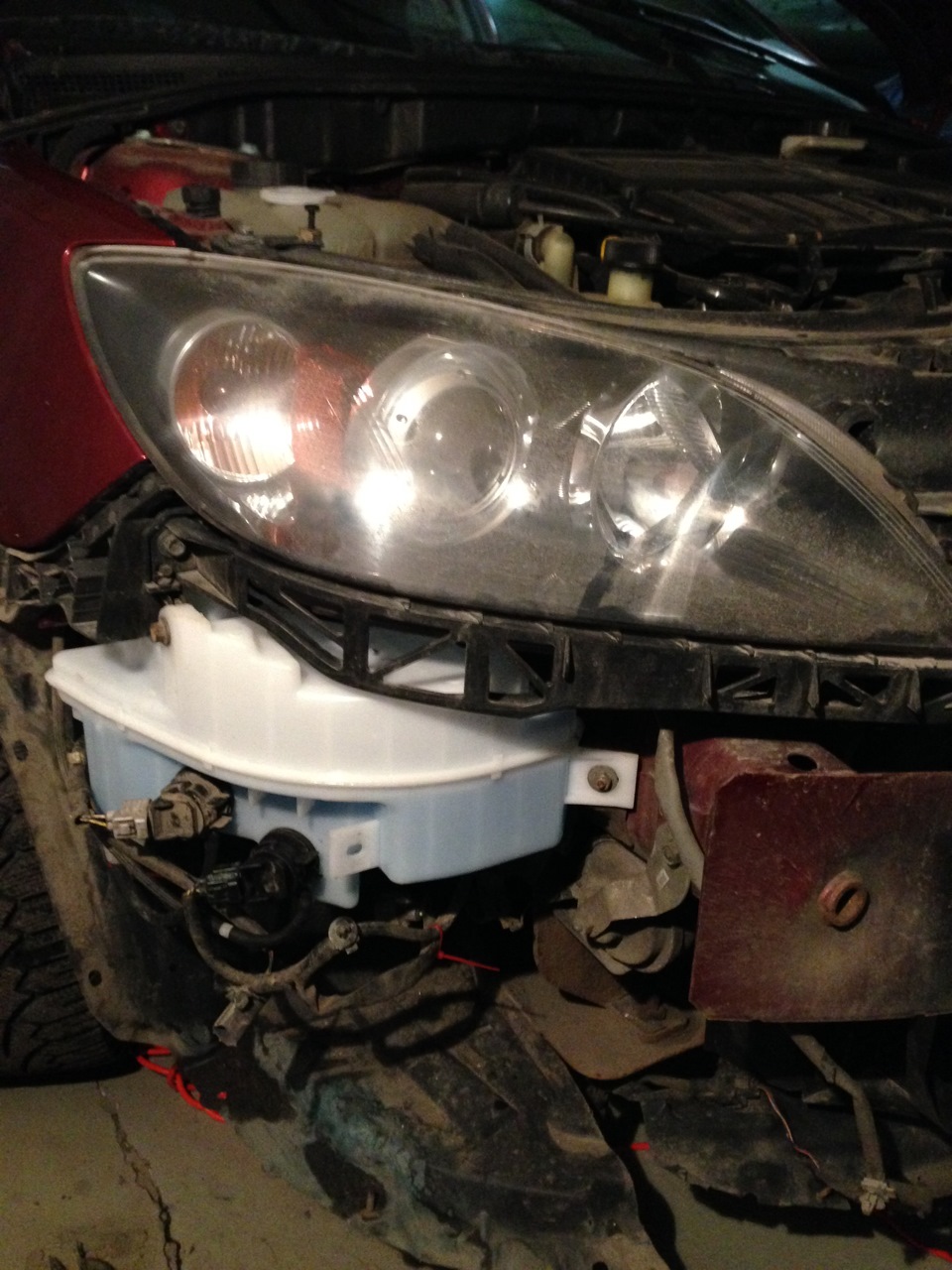 подключаем и ставим на место фару — Mazda 3 (1G) BK