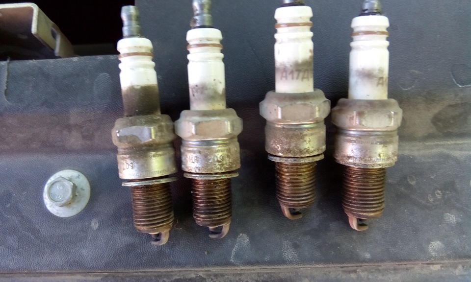 Замена свечей и воздушного фильтра — Lada Гранта, 1,6 л, 2012 года ...