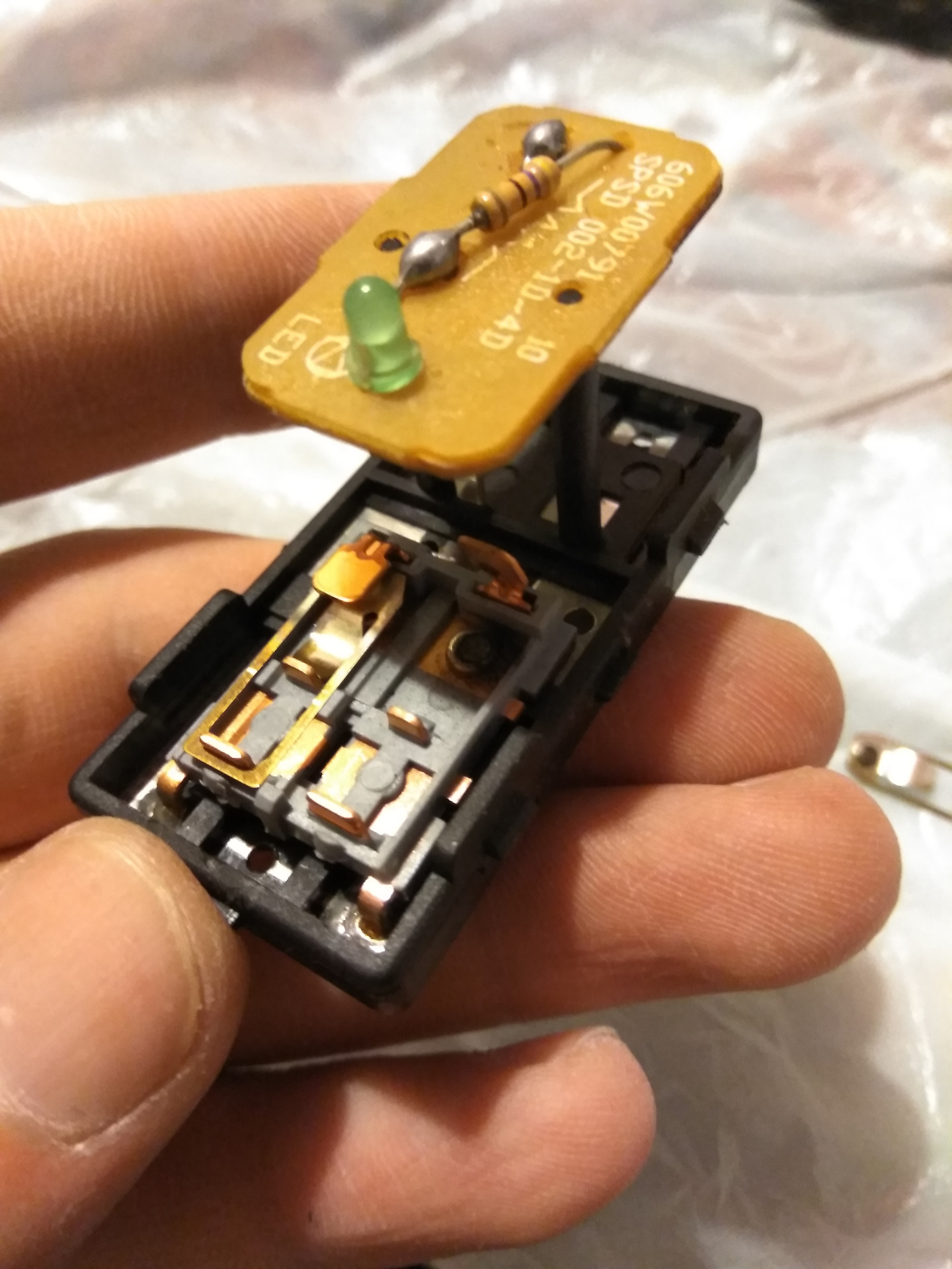 Кнопка чистки. Чистка клавиатуры ноутбука. Чистка кнопок стеклоподъемника avante 2011. Кнопка открывания багажника cadillac cts coupe. Чистка кнопки на ноутбуке.