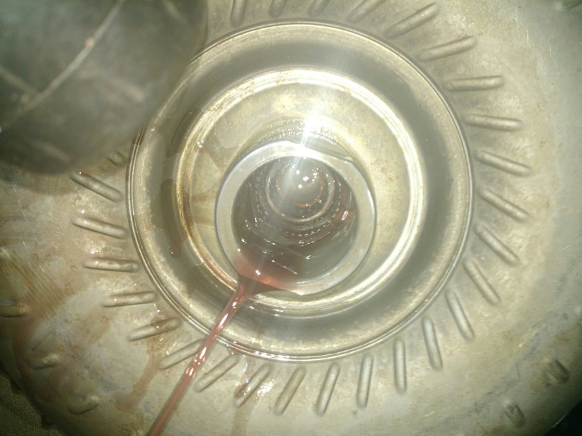 Залить масло в бублик. Прибор для заливки масла в коробку. Гидротрансформатор трактора. Заливает масло. Залить масло в бублик.