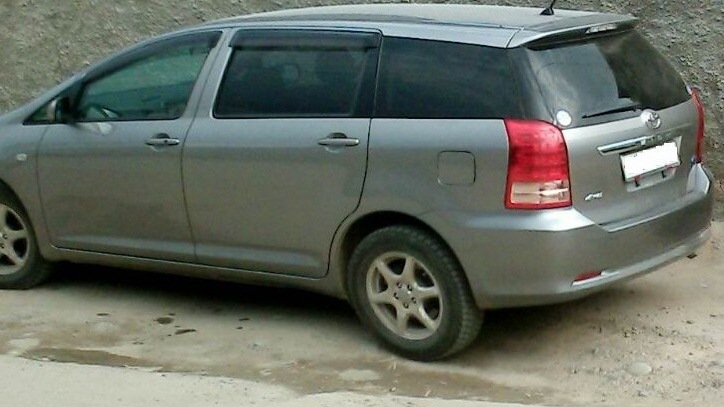 Резина на тойота виш. Toyota Wish проставки. Toyota Wish 2010 на проставках. Тойота Виш 205. Toyota Wish 2005.