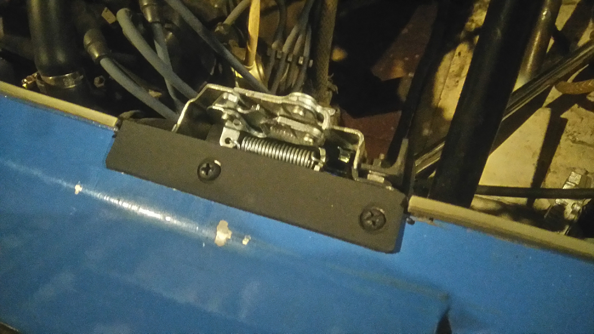 Как сделать замок капота. Как сделать замок капота. Замок капота калина. Газель 2705 трос капота. Замок капота на газ 2705.