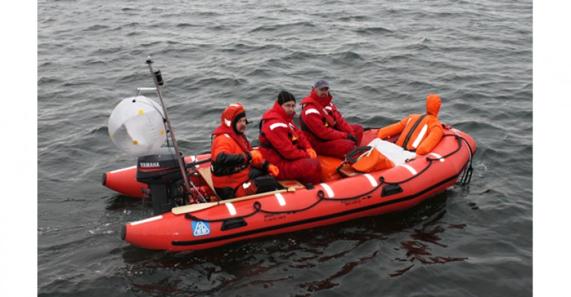 Спасательные лодки пвх. Спасательная лодка надувная. Резиновая лодка для спасателей. Надувная лодка спасателей. Спасательная лодка надувная оранжевая.