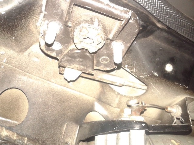 Заклинило замок багажника — Porsche 944, 2,5 л, 1990 года | своими ...