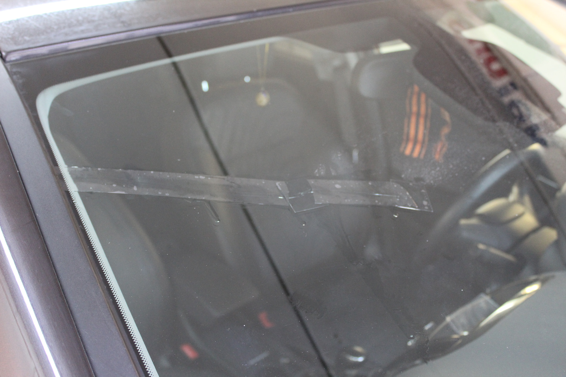Трещина на лобовом что делать. Лобовое стекло треснутое на BMW 5. Трещина лобового стекла. Трещина на лобовом стекле. Сколы и трещины на лобовом стекле.