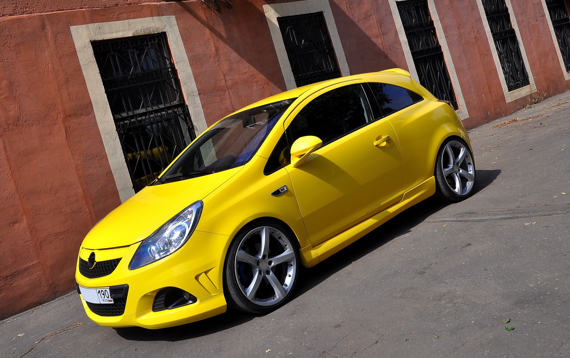 Опель корса какие диски. Opel Corsa d. Опель Корса д 1.4 OPC. Opel Corsa OPC желтая. Опель Корса желтая с черной крышей.