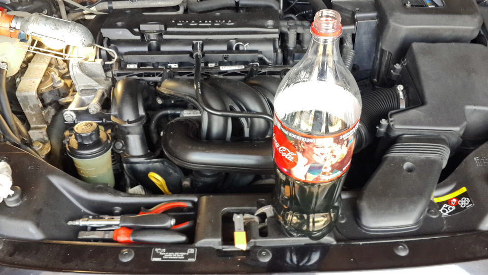 При заливки новой жидкости нужна помощь друга. Вставляем ключ в зажигание и поворачиваем в Первое положение, НЕ заводим, что бы руль не блокировался. Наливаем жидкость в бочек (не забываем что обратный патрубок у бочка открыт и от туда польется жидкость, я заткнул пальцем левой руки) и в это время дург начинает медленно крутит руль, а мы доливаем жидкость, посматривая что бы она не уходила из бочка. И так делаем до тех пор, пока не польется новая из шланга, по цвету сразу увидите. Отсоединяем прозрачный шланг и вставляем обратку в бочек, все затягиваем. Потом можно покрутить руль влево вправо до упора, для прогона новой жидкости по системе. У меня ушло 1,5 л. и потом долил в бочек до отметке мах. Цвет старой жидкости черный, она в бутылке из под колы. — Volvo C30