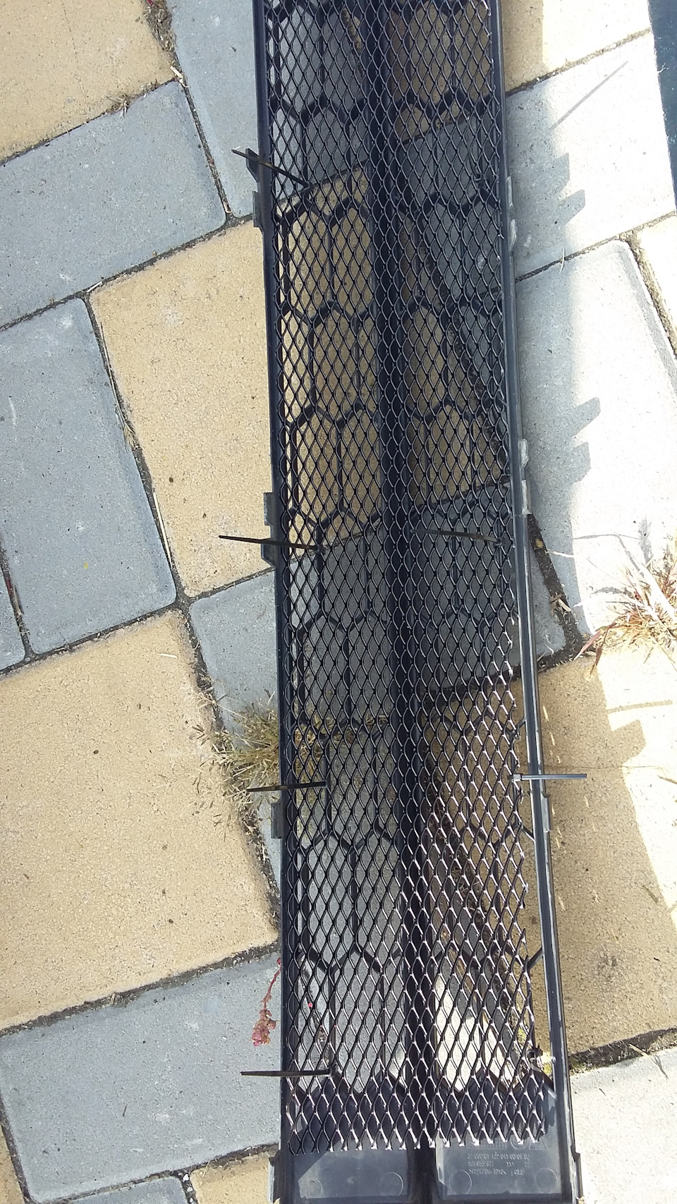 Установка сетки в решетку и замена лампочки ПТФ — DRIVE2