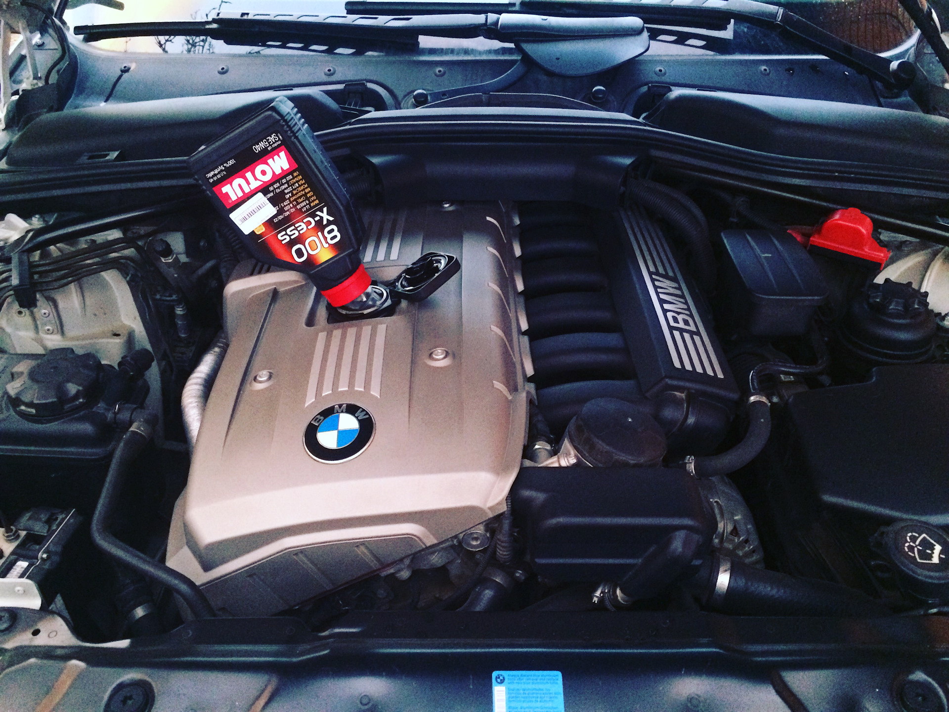 Бмв е60 2.5 бензин. BMW 525i e60 n52 масло мотор. BMW x5 e70 масло для двигателя. BMW e60 m54 масляный щуп.