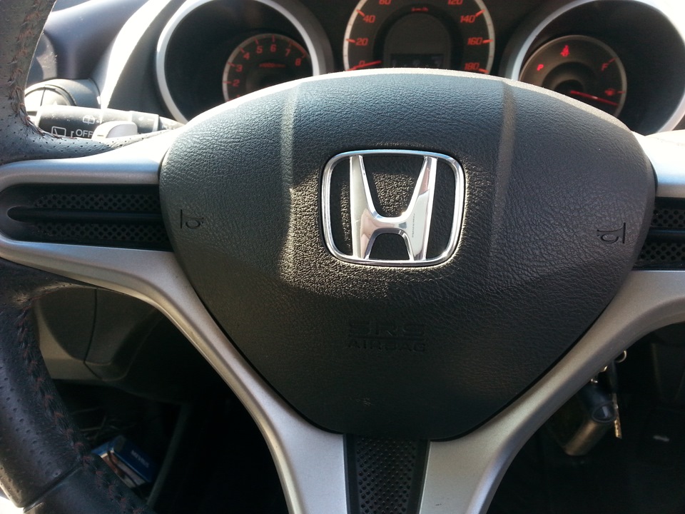 Шильдик на руль. Руль Хонда фит 1.5. Руль Honda Fit. Хонда фит 2011 руль. Руль Хонда фит 1.5 2006.