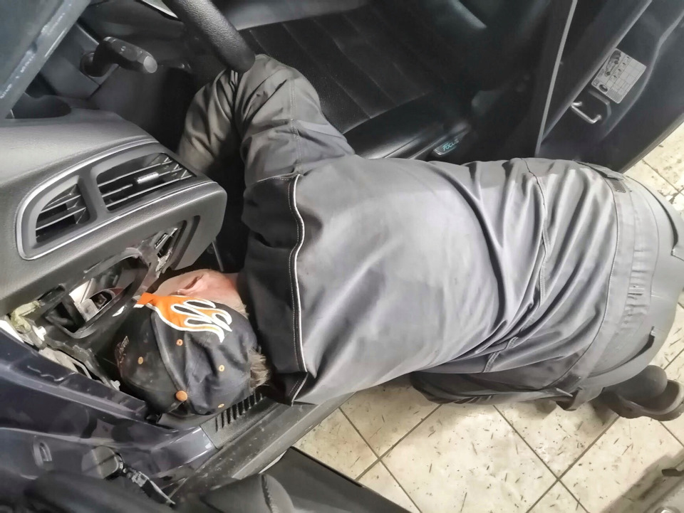 И провести в позе эмбриона около часа времени ! — Ford Focus Hatchback III