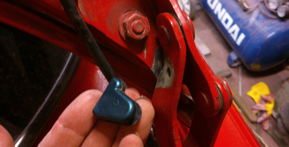 замена амортизаторов крышки багажника — Audi 80 (B3), 1,8 л, 1987 года ...