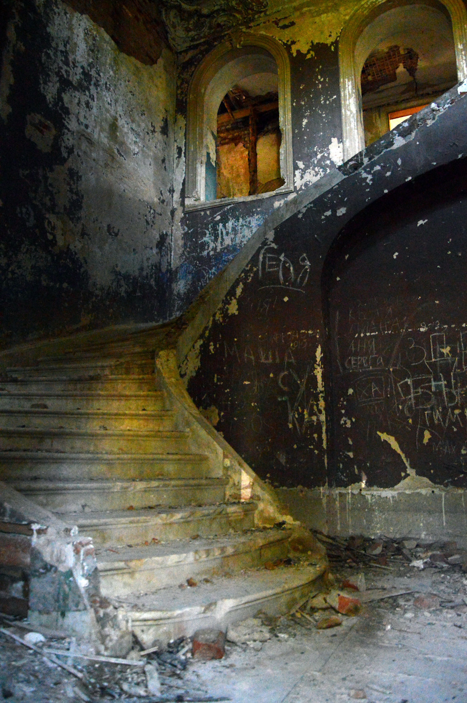 волышево усадьба строгановых история. 9dc9599s 960. волышево усадьба строгановых история фото. волышево усадьба строгановых история-9dc9599s 960. картинка волышево усадьба строгановых история. картинка 9dc9599s 960. В июне прошлого года я вместе с подругой побывала на Псковщине, у нашей одноклассницы. Живет она в маленьком городе Порхов, что расположен на реке Шелонь, в 88-ми километрах от Пскова. Древний русский город. Первое упоминание о котором приходится на 1239 год. Город-крепость. Увидевший и переживший на своем веку много интересного и сложного. Но мой рассказ не о нем, а о судьбе усадьбы Волышево. Усадьбе, которая когда-то была украшением не только этих мест, но и всей богатейшей империи Строгановых. Усадебный комплекс в Волышево называли «жемчужиной» имений Строгановых. Она входила в 20-ку роскошных и красивейших усадебных комплексов в России конца XIX – начала ХХ века. волышево усадьба строгановых история. 9dc9599s 960. волышево усадьба строгановых история фото. волышево усадьба строгановых история-9dc9599s 960. картинка волышево усадьба строгановых история. картинка 9dc9599s 960. В июне прошлого года я вместе с подругой побывала на Псковщине, у нашей одноклассницы. Живет она в маленьком городе Порхов, что расположен на реке Шелонь, в 88-ми километрах от Пскова. Древний русский город. Первое упоминание о котором приходится на 1239 год. Город-крепость. Увидевший и переживший на своем веку много интересного и сложного. Но мой рассказ не о нем, а о судьбе усадьбы Волышево. Усадьбе, которая когда-то была украшением не только этих мест, но и всей богатейшей империи Строгановых. Усадебный комплекс в Волышево называли «жемчужиной» имений Строгановых. Она входила в 20-ку роскошных и красивейших усадебных комплексов в России конца XIX – начала ХХ века.