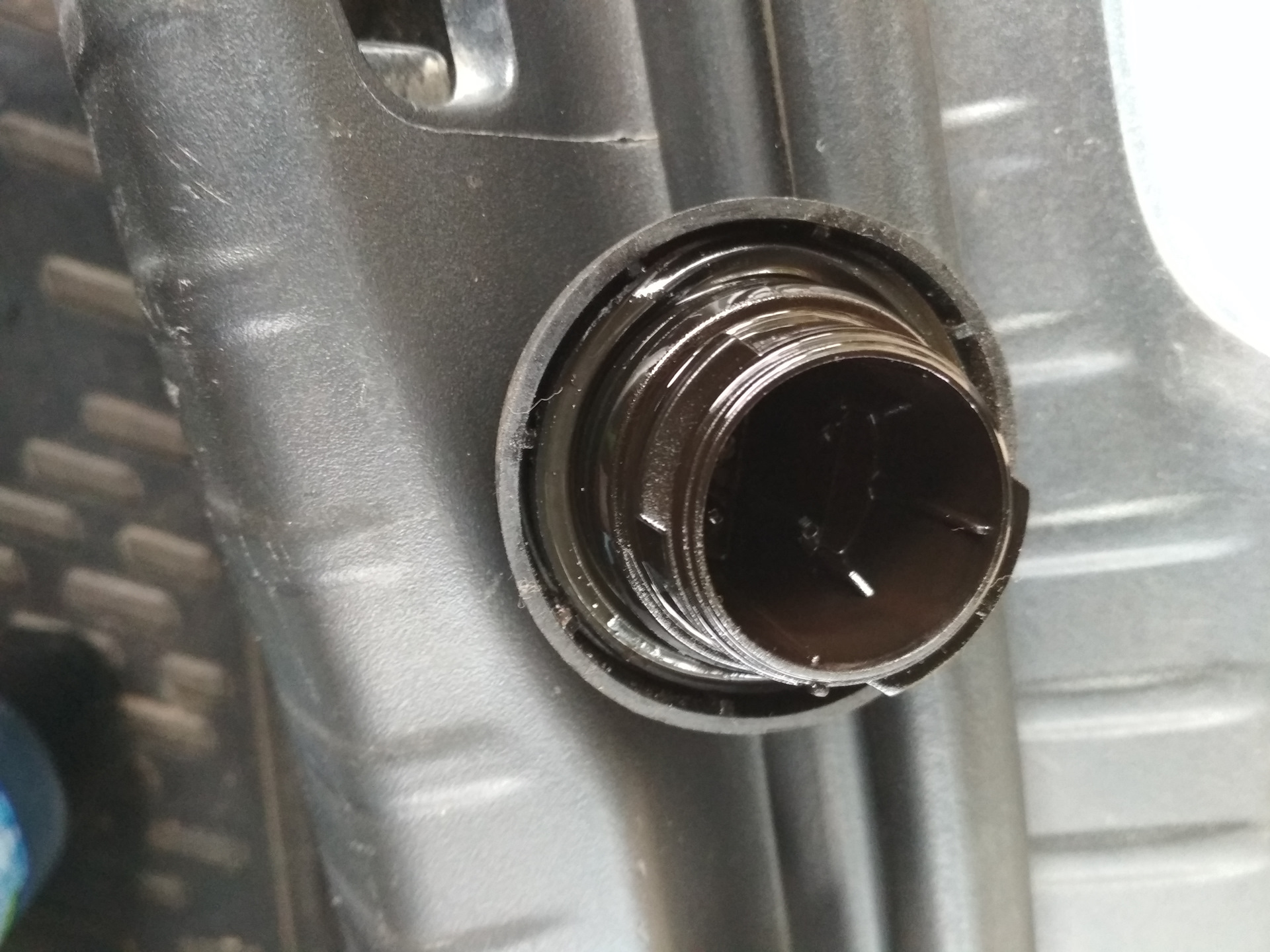 заливные горловины. выкидывает масло через горловину.