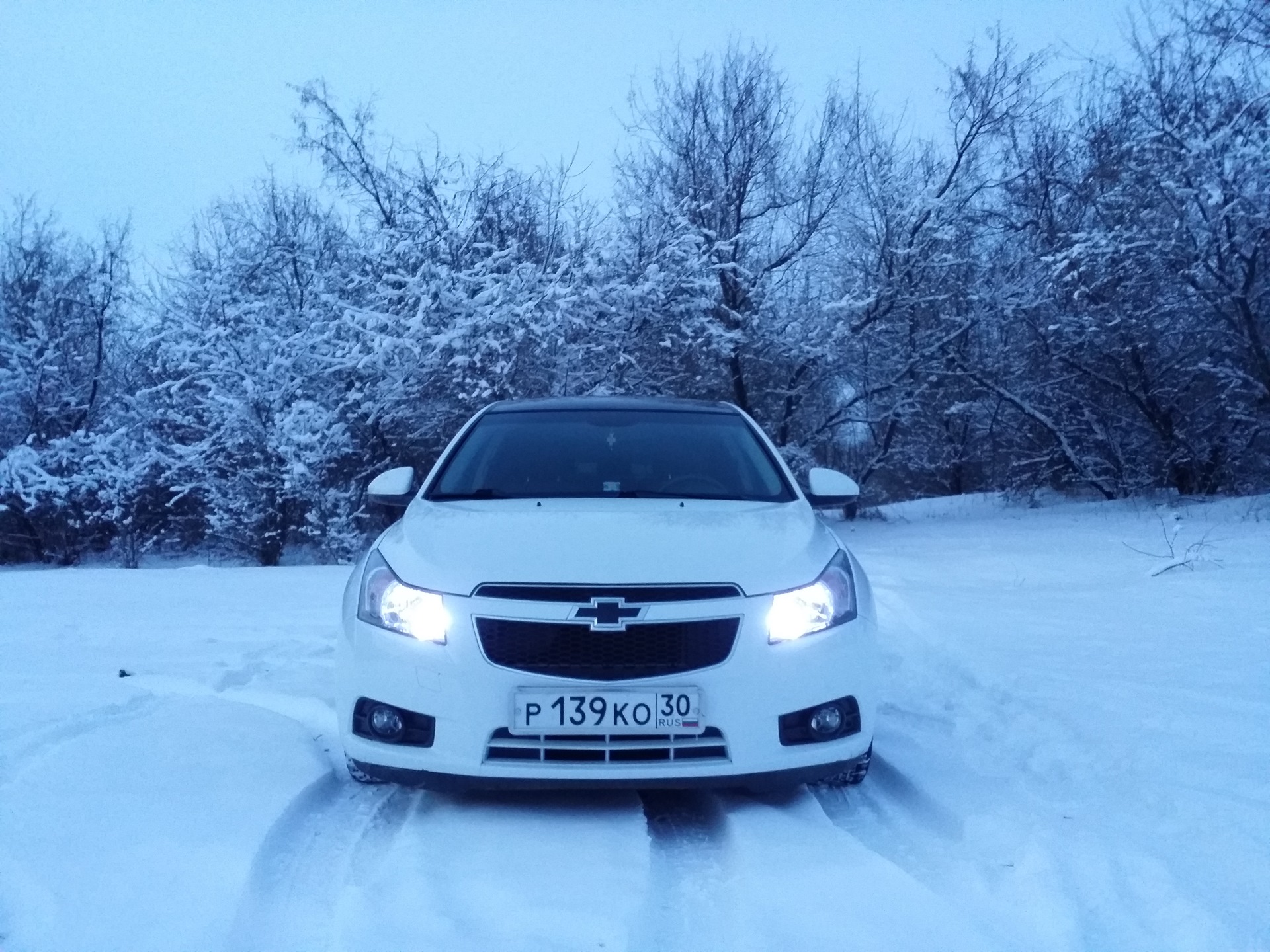 Шевроле круз холодно. Chevrolet Cruze зимой. Шевроле Круз в снегу. Шевроле Круз 35 регион белый на снега. Белая Шевроле Круз седан дрифт зимой.