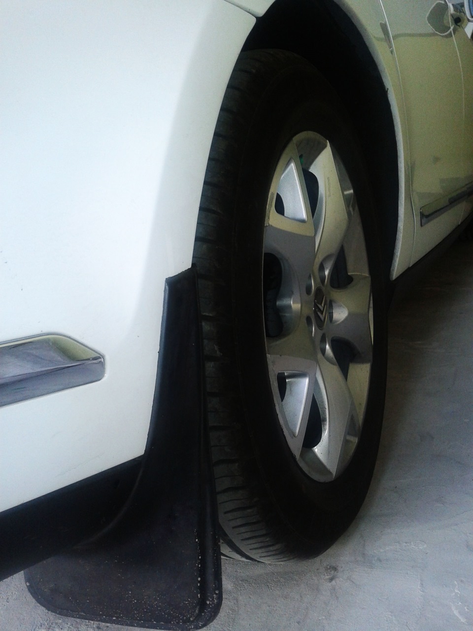 Установил по куску резины на колесо…брызговики… — Citroen C5 (2G), 1,8 ...
