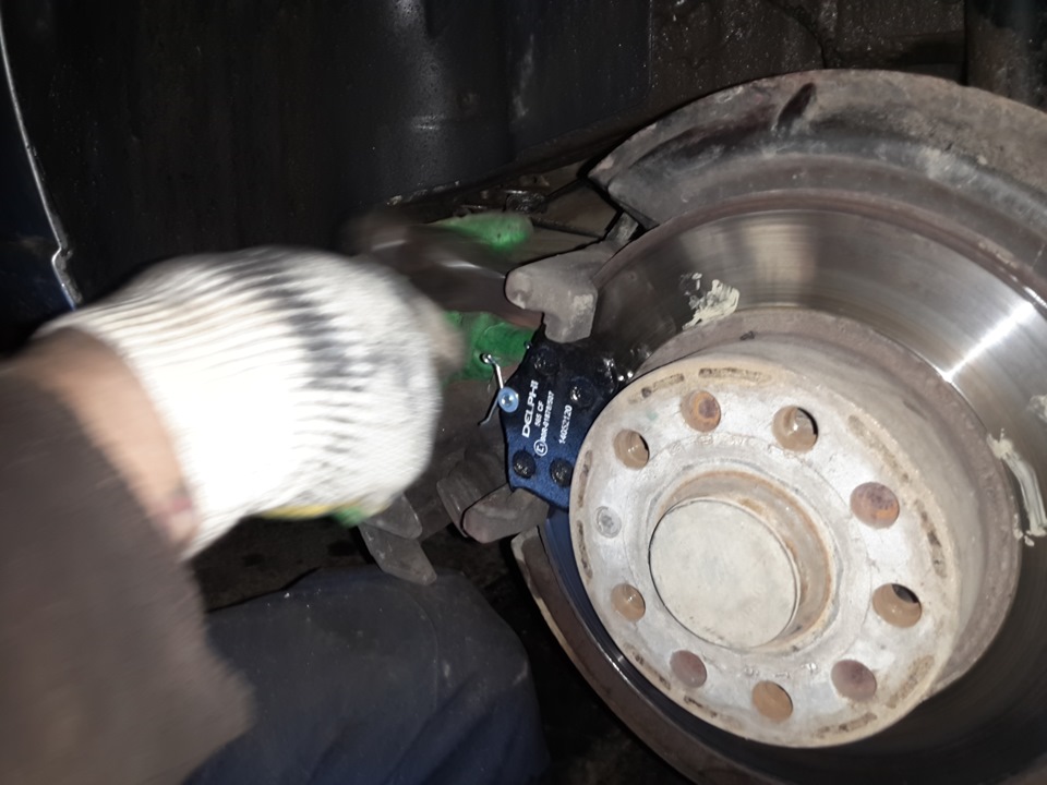 Замена тормозных колодок инструкция — SEAT Leon (Mk II), 1,6 л, 2008 ...