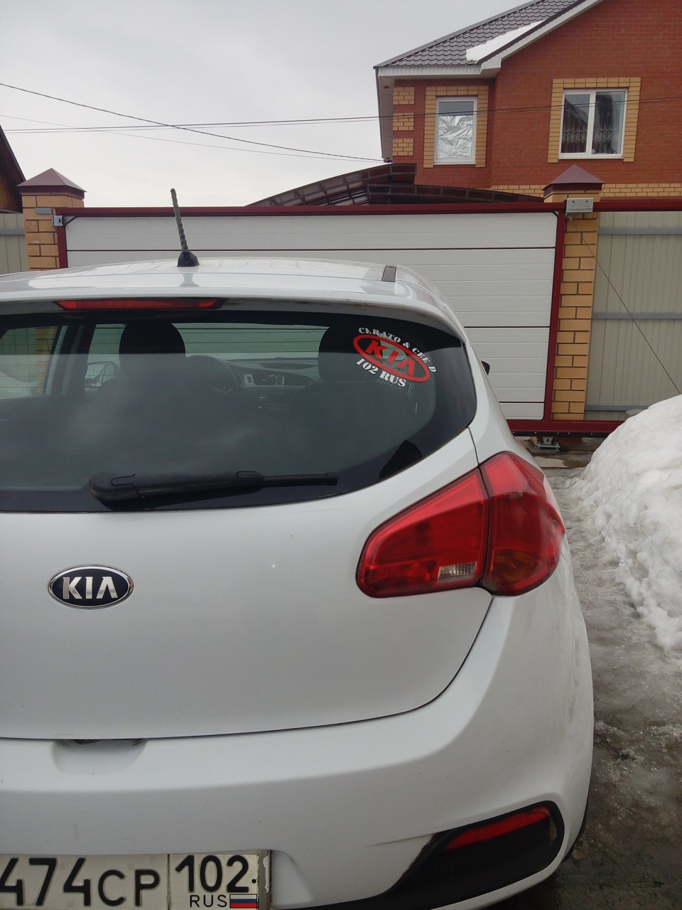 неудачно наклеил наклейку группы( — KIA Ceed (2G), 1,6 л, 2012 года ...