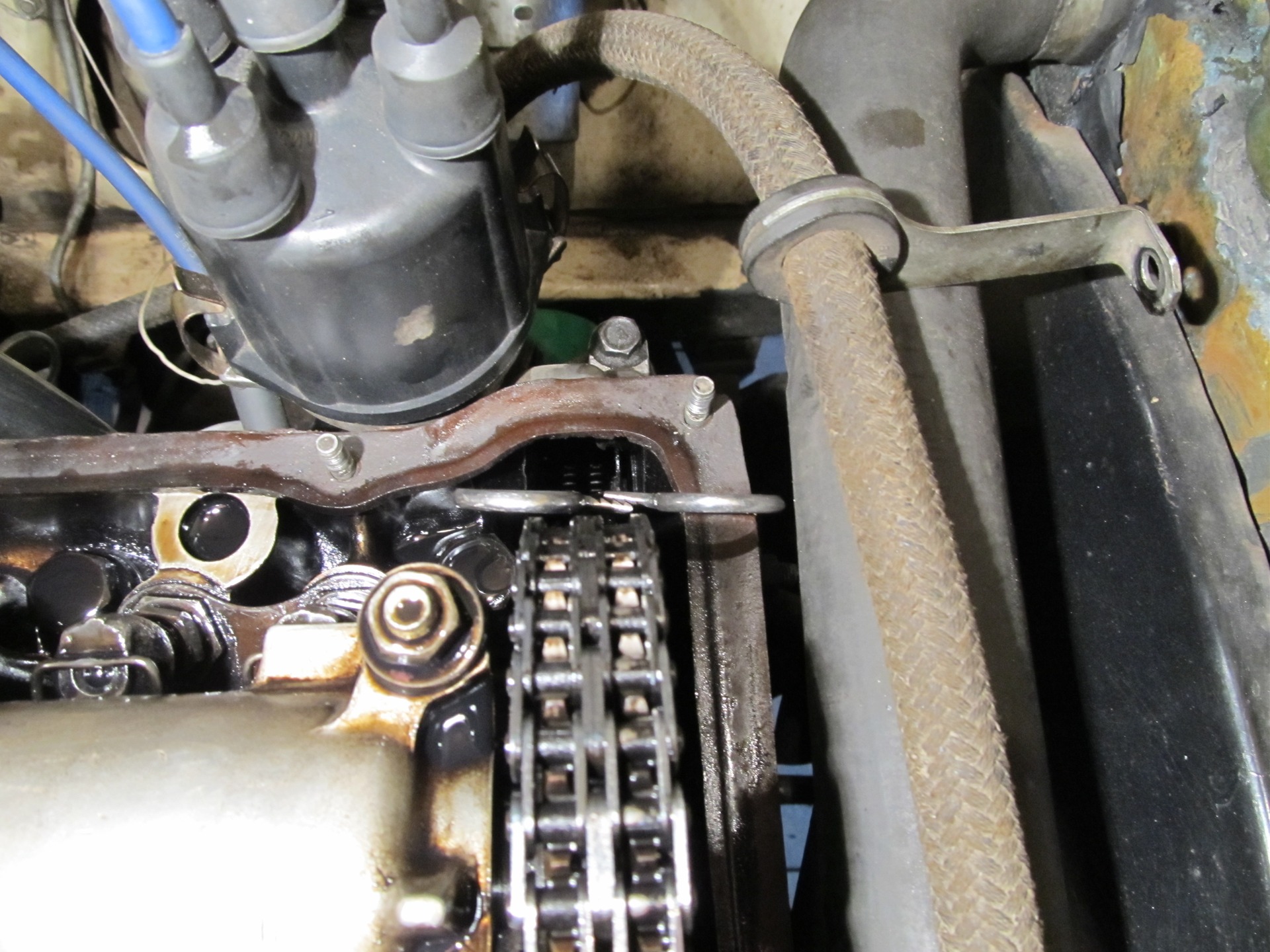 Вокруг обычным спокойным порядком шла работа глубоко внизу сигналили машины гремела арматура