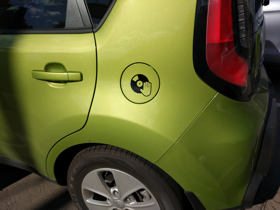 Наклеечка на лючок бензобака. — KIA Soul (2G), 1,6 л, 2016 года ...