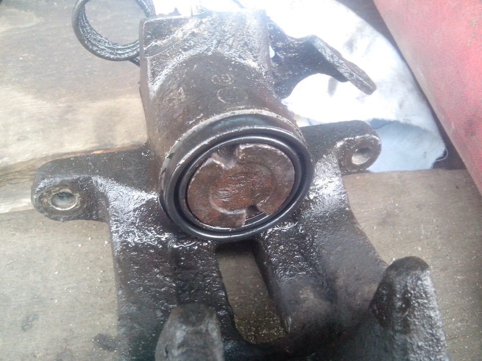 Поменял манжеты на суппортах. Педаль мягкая, тормоза плохие ...